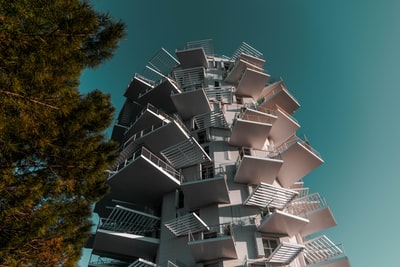 白色建筑的低角度摄影